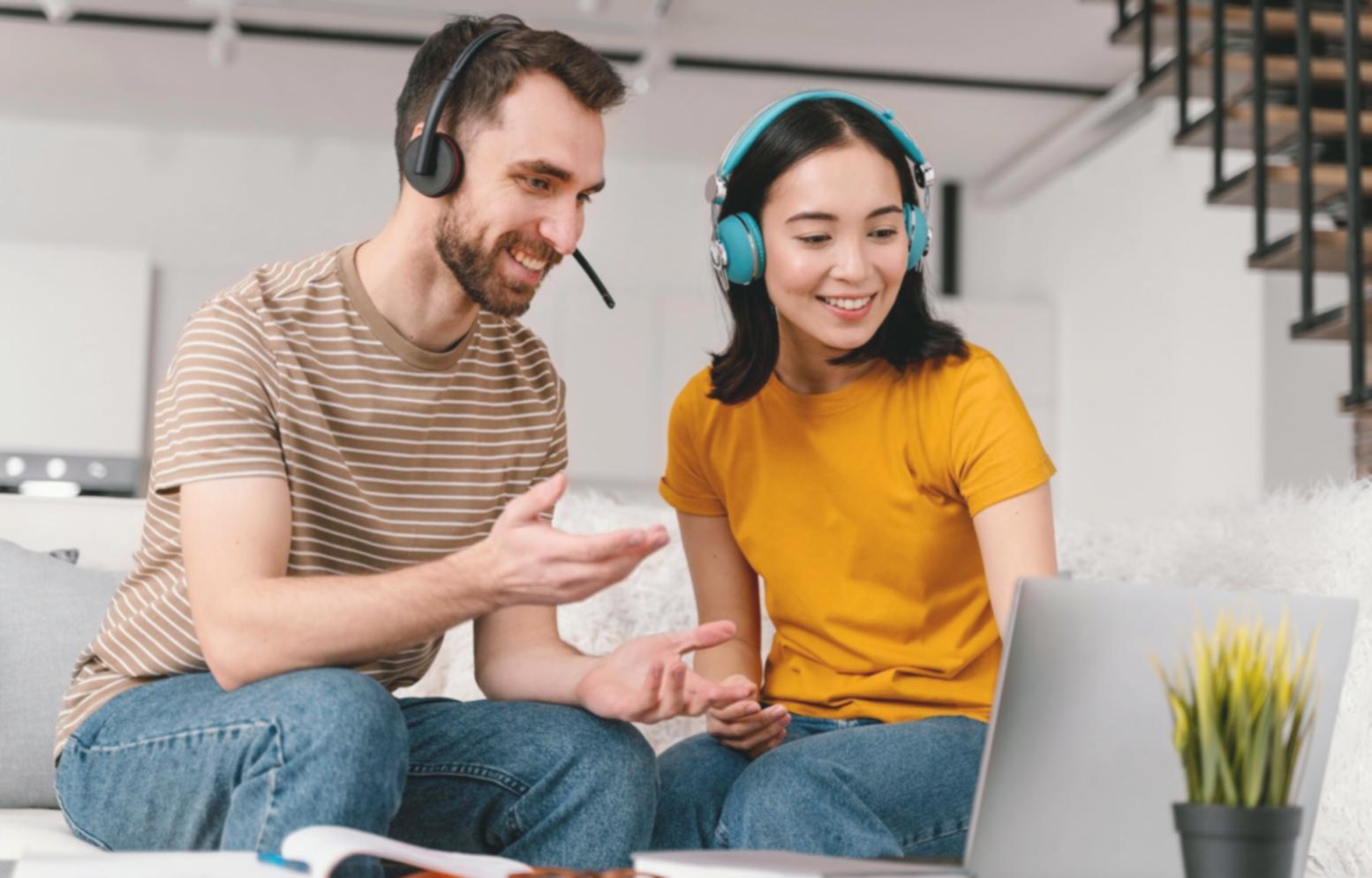 Profesional analizando datos financieros en dispositivos modernos